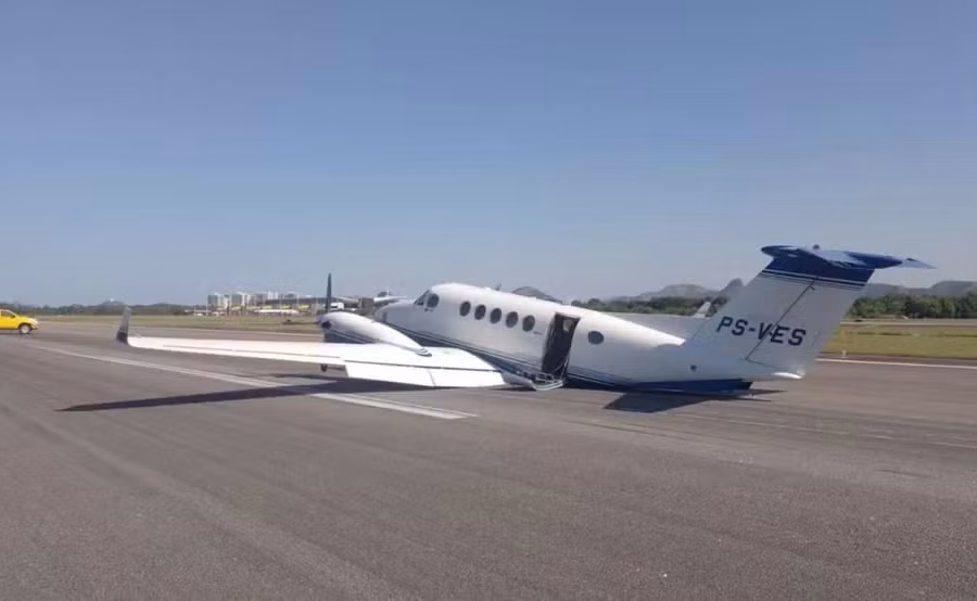 Avião faz pouso de emergência e para de barriga na pista do Aeroporto do ES