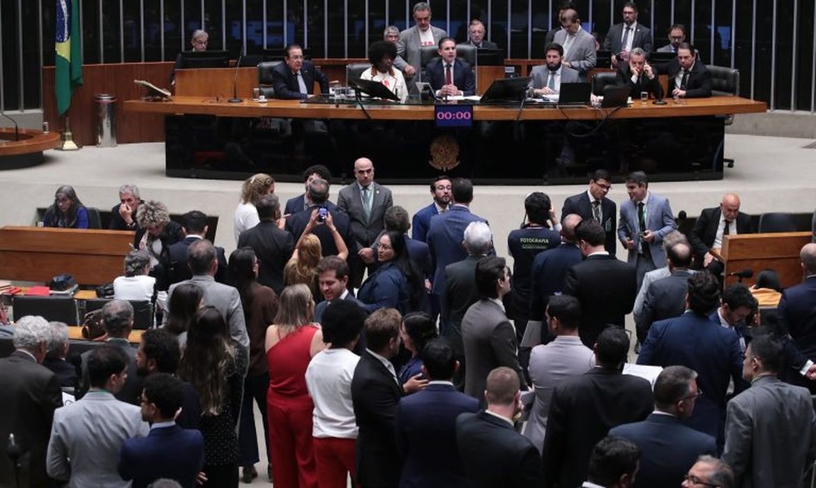 Câmara aprova a PEC pelo fim da escala 6x1 e segue para o Senado; saiba o que pode mudar