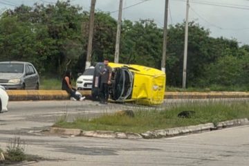 Carro do Mercado Livre capota na Rodovia Amaral Peixoto, em Macaé