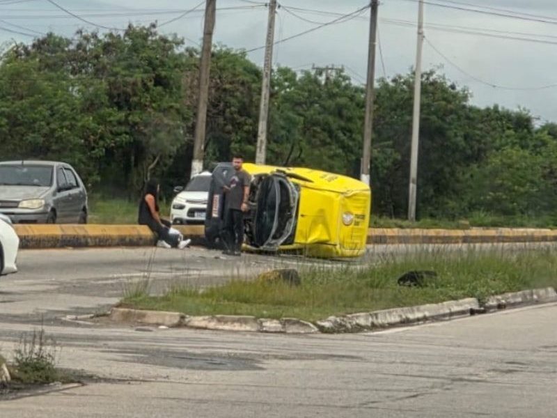 Carro do Mercado Livre capota na Rodovia Amaral Peixoto, em Macaé