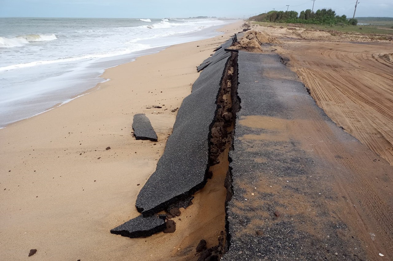 Defesa Civil de Campos monitora avanço do mar em Farol de São Tomé
