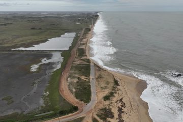 Defesa Civil de Campos monitora avanço do mar em Farol de São Tomé