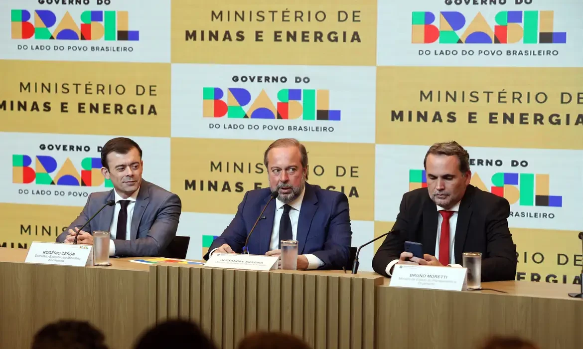 Governo Federal cria subsídio de R$ 0,89 para evitar alta da gasolina no país