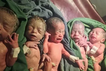 Mulher dá à luz cinco bebês após 12 anos tentando engravidar