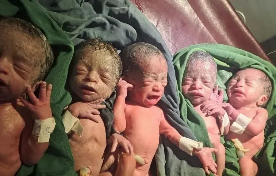 Mulher dá à luz cinco bebês após 12 anos tentando engravidar