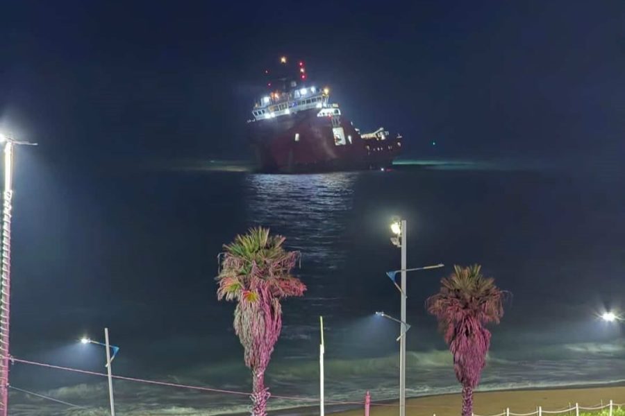 Navio rebocador fica à deriva em Macaé após romper o casco