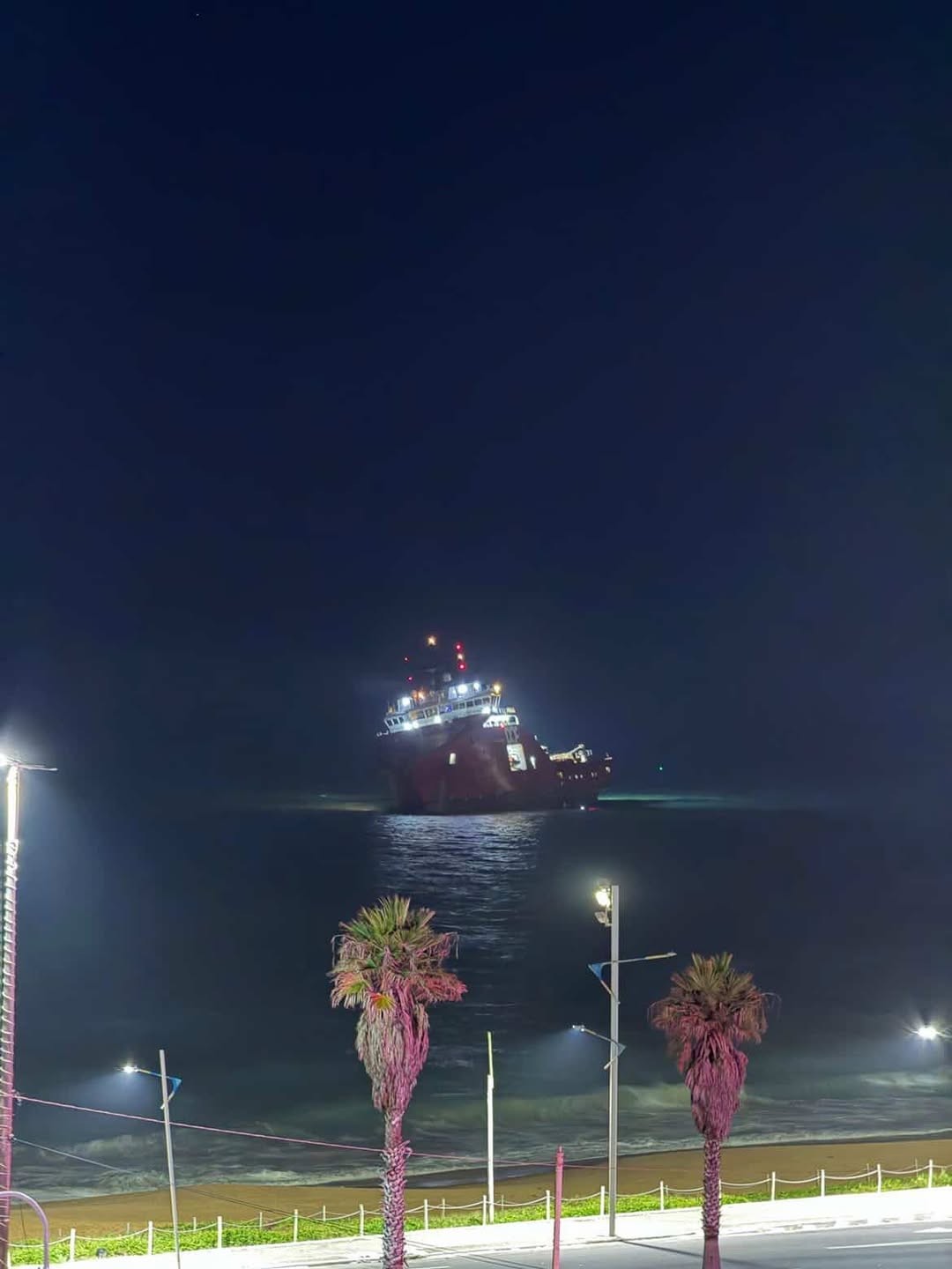 Navio rebocador fica à deriva em Macaé após romper o casco