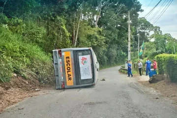 Ônibus escolar tomba na RJ-150 e aumenta tensão no trânsito de Nova Friburgo