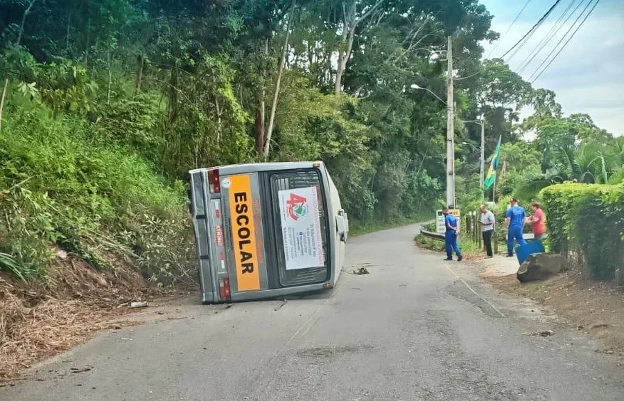 Ônibus escolar tomba na RJ-150 em Nova Friburgo