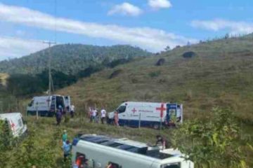 Ônibus sai da pista e despenca em ribanceira, deixando 26 feridos