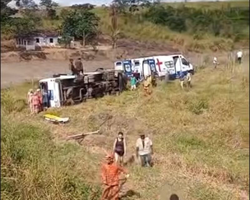 Ônibus sai da pista e despenca em ribanceira deixando 26 feridos em Campos