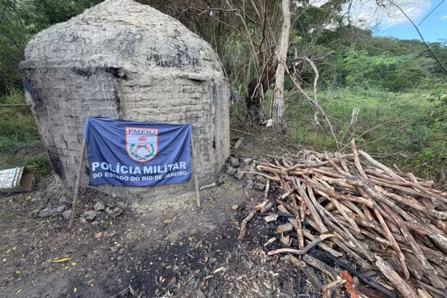 Polícia Ambiental flagra carvoaria ilegal em funcionamento em Cardoso Moreira