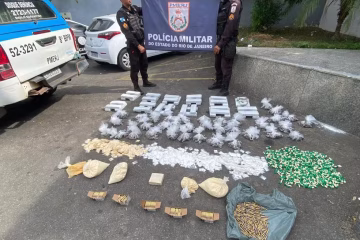 Polícia Militar encontra tonéis enterrados com drogas e munições em Campos