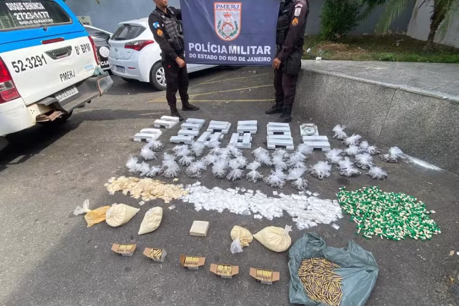 Polícia Militar encontra tonéis enterrados com drogas e munições em Campos