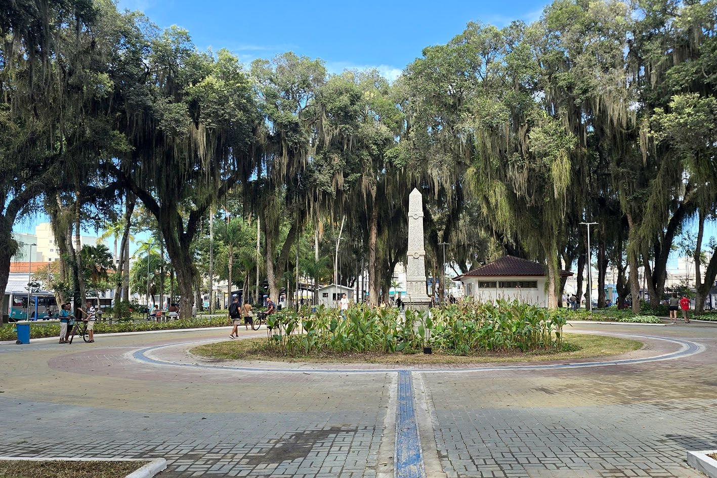 Praça Veríssimo de Mello é revitalizada e ganha feira fixa em Macaé