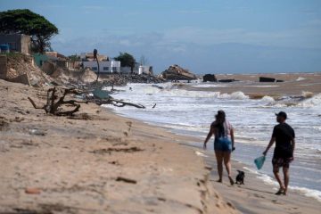 Ressaca com ondas de até 3 metros atinge o litoral fluminense