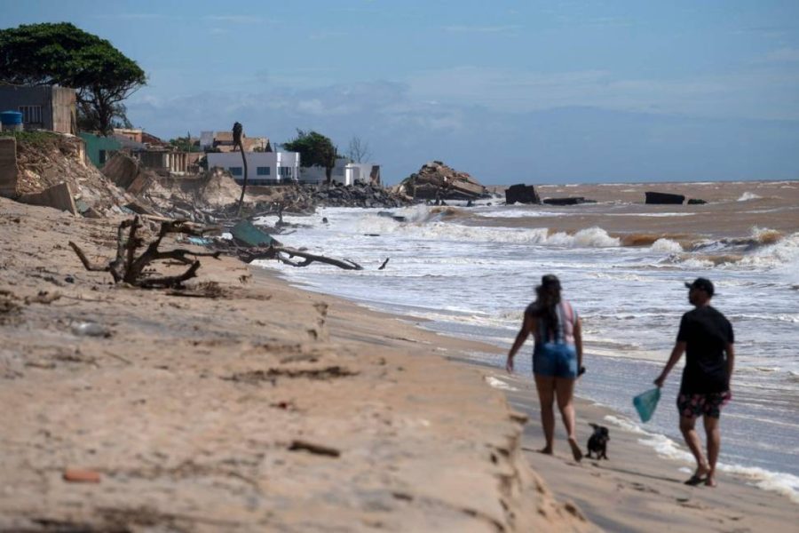 Ressaca com ondas de até 3 metros atinge o litoral fluminense