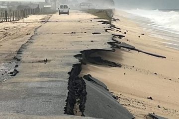 Ressaca faz asfalto ceder na estrada Farol-Barra do Furado, entre Campos e Quissamã