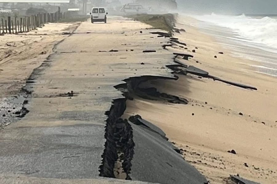 Ressaca faz asfalto ceder na estrada Farol-Barra do Furado, entre Campos e Quissamã