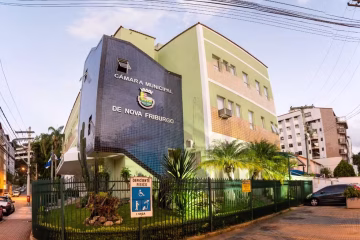 Vereadores de Nova Friburgo aprovam vale-alimentação de R$ 1 mil para si próprios