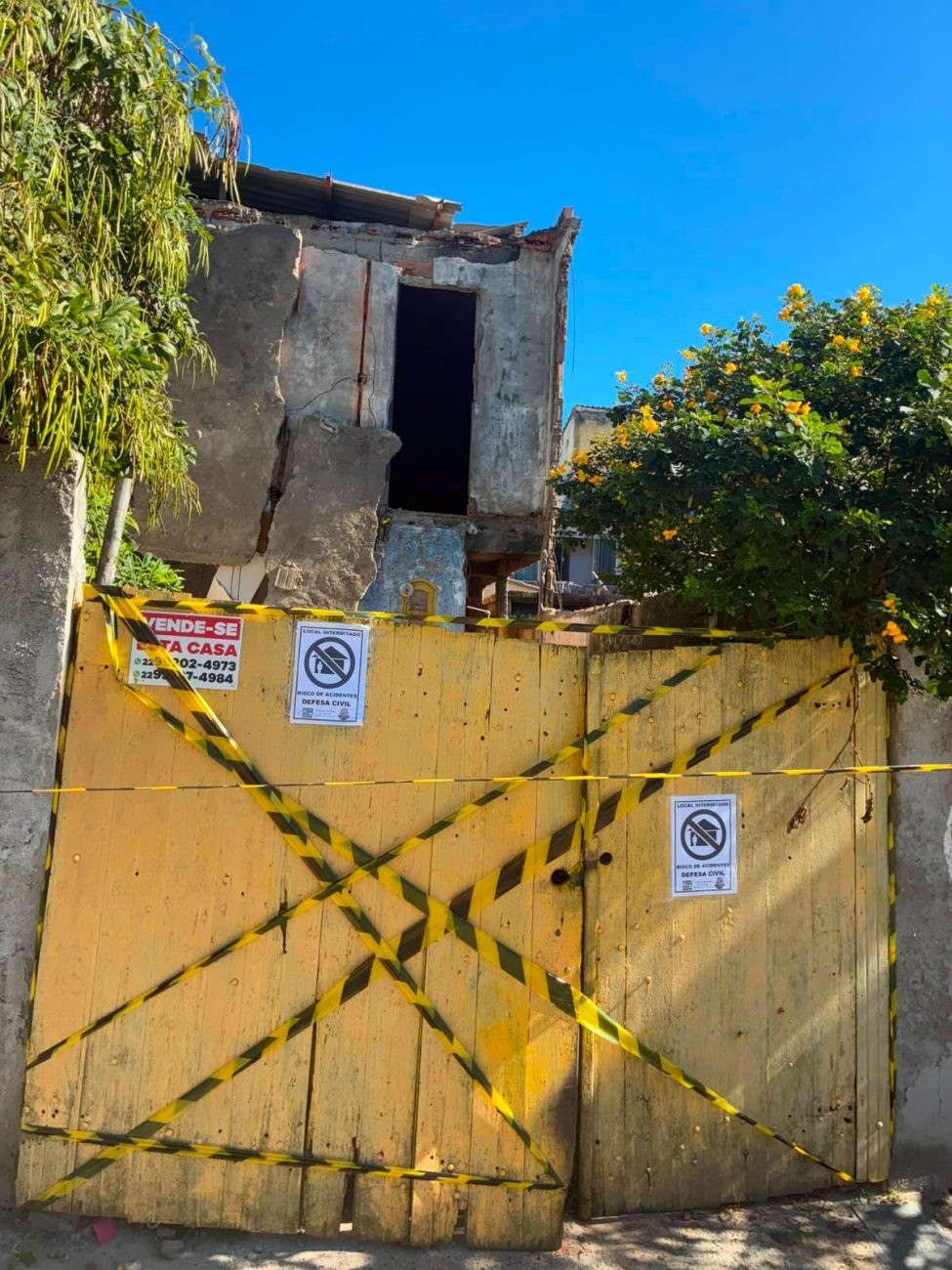 Cachorro é resgatado após desabamento parcial de casa em Cabo Frio