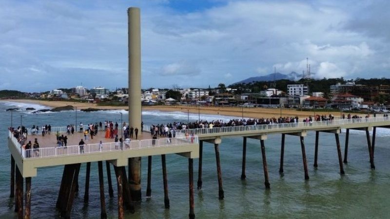 Cartão-postal de Rio das Ostras, Píer do Emissário é reaberto após revitalização