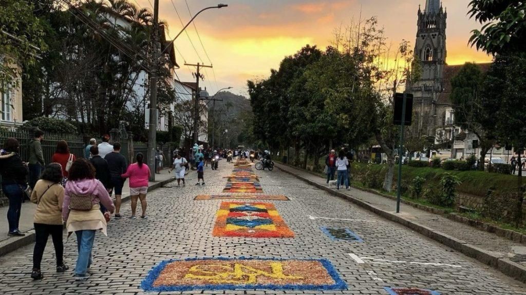 Cidades do Rio de Janeiro mantêm a tradição de Corpus Christi, agora feriado estadual