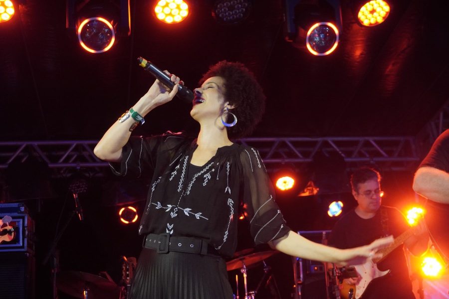 Daniele Souza apresenta novo espetáculo musical em Campos, Macaé e Rio das Ostras