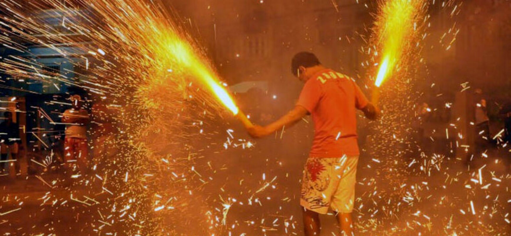Festas juninas elevam risco de queimaduras com fogos de artifício, fogueiras e balões