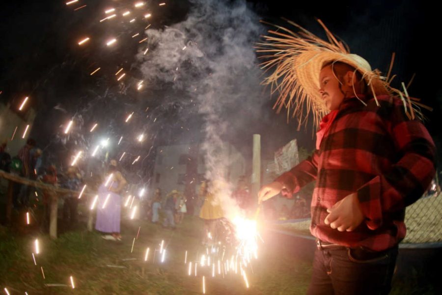 Festas juninas elevam risco de queimaduras com fogos de artifício, fogueiras e balões