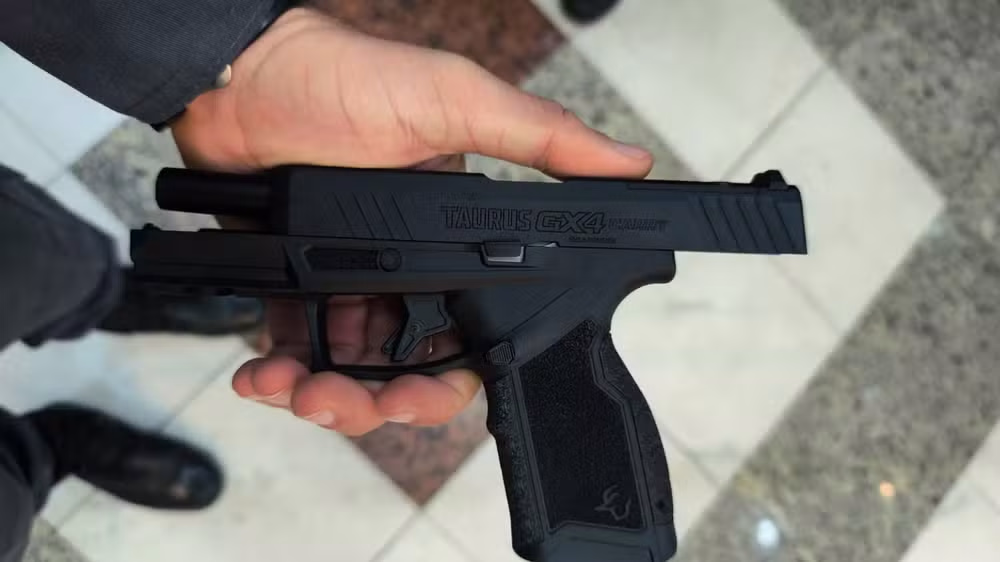 Filha é baleada pela própria mãe que manuseava arma dentro de loja no Shopping Cachoeiro