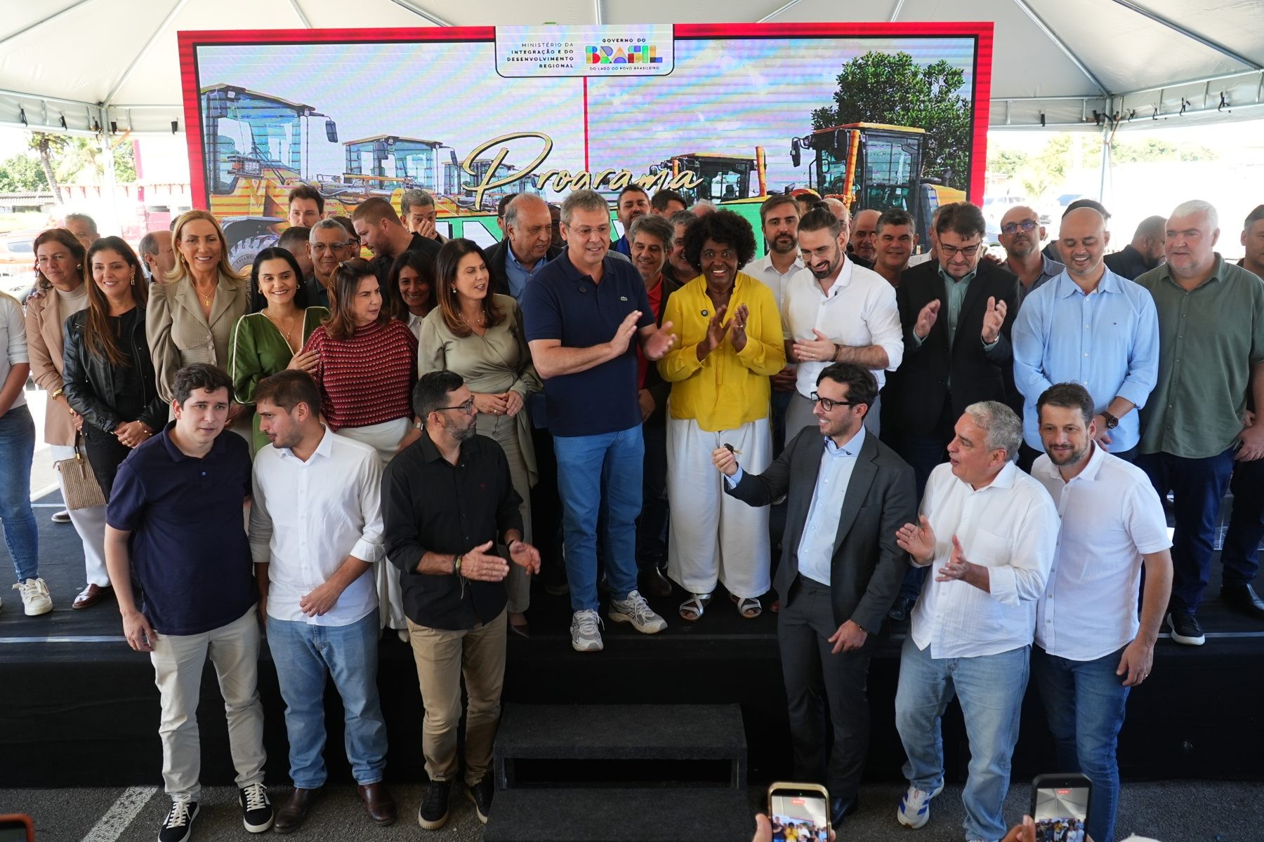 Governo Federal entrega 20 milhões em máquinas e equipamentos para municípios fluminenses