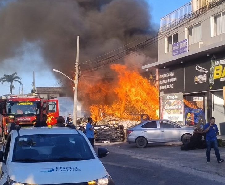 Incêndio destrói almoxarifado da Prefeitura de Rio das Ostras
