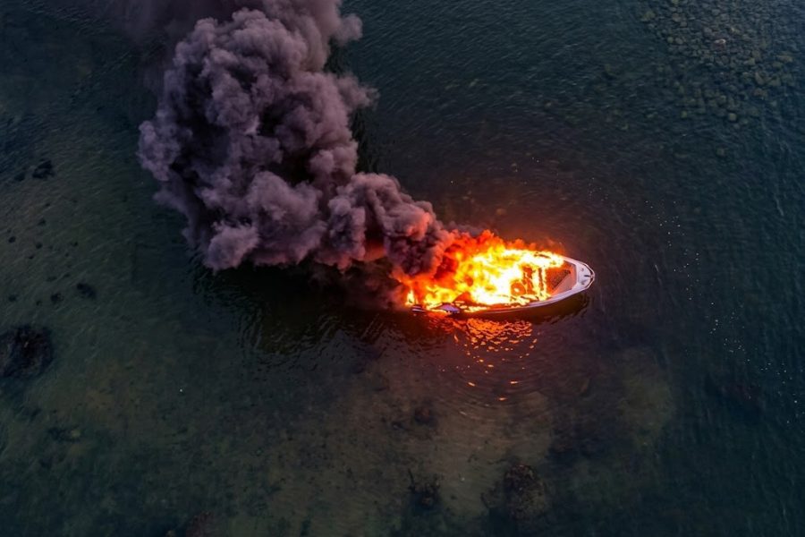 Marinha abre inquérito após incêndio destruir lancha de luxo em Cabo Frio
