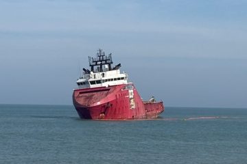 Marinha faz inspeção decisiva para retirada do rebocador encalhado em Macaé