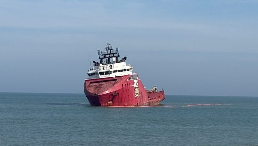 Marinha faz inspeção decisiva para retirada do rebocador encalhado em Macaé