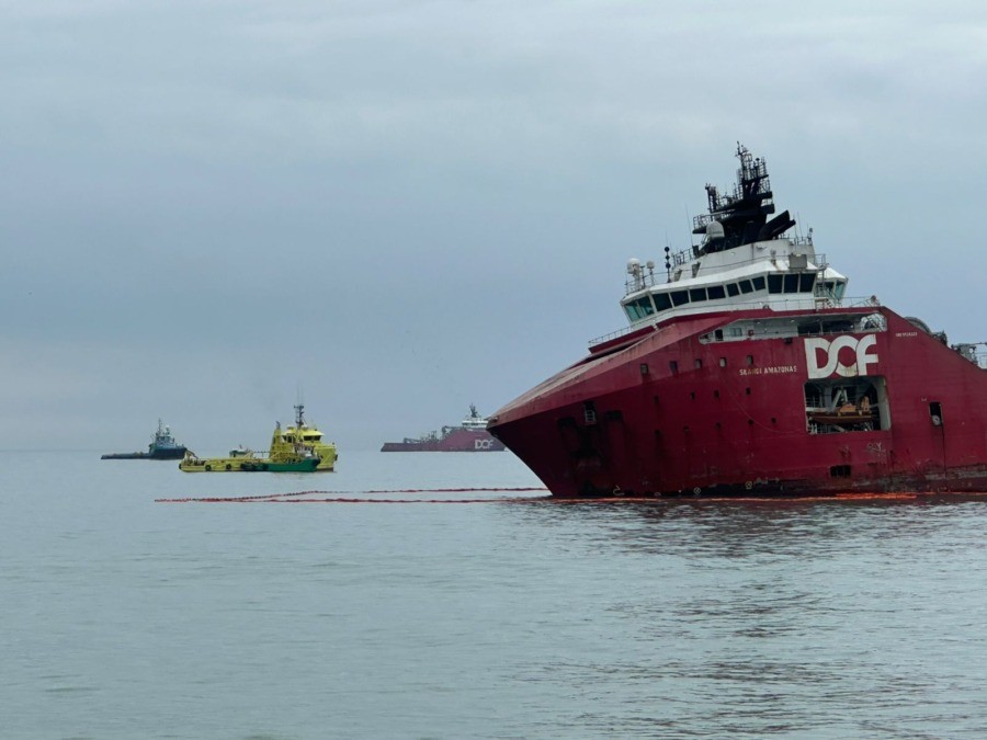 Marinha faz inspeção decisiva para retirada do rebocador encalhado em Macaé