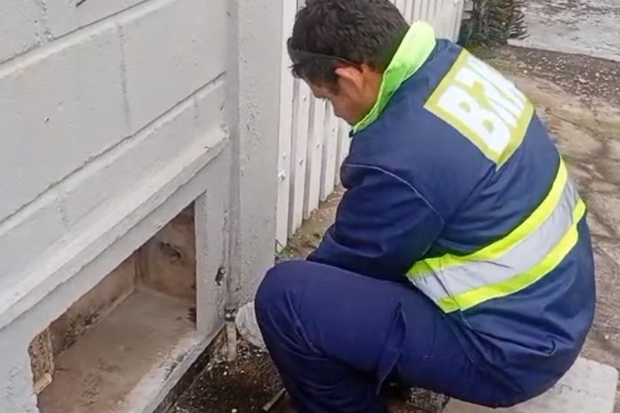 Onda de furtos de hidrômetros deixa rastro de vazamentos em bairro de Macaé