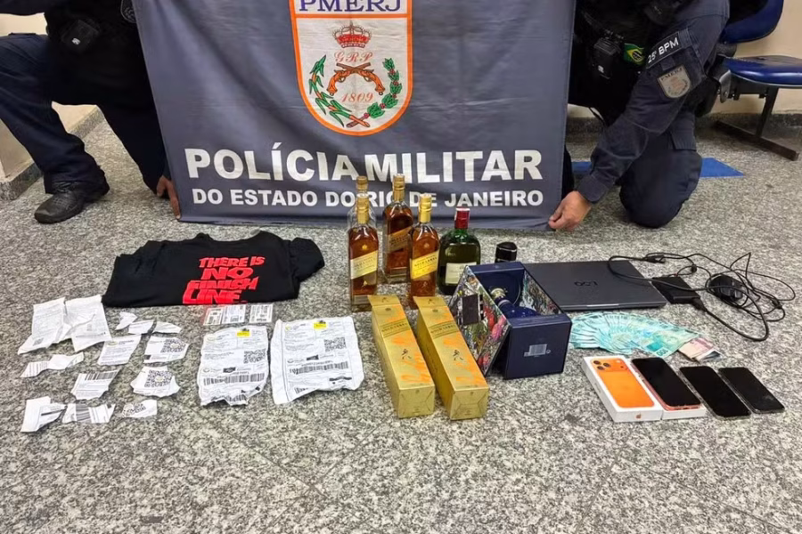 Quadrilha suspeita de aplicar golpe com cartões é presa em Cabo Frio