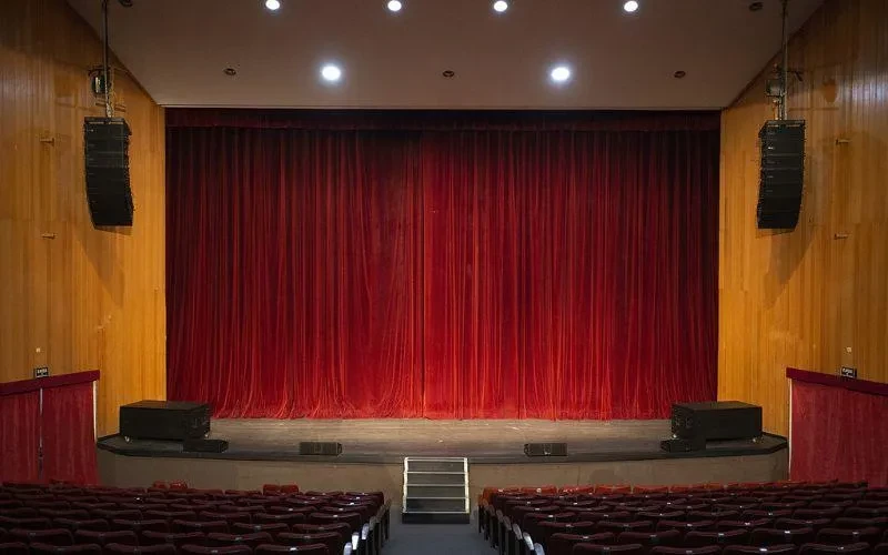Artistas denunciam abandono dos teatros públicos de Campos