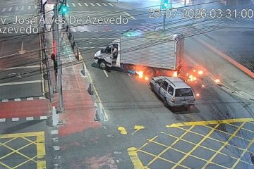 Avanço de sinal é a causa de acidente que terminou com caminhão em chamas