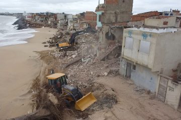 Defesa Civil de Macaé acompanha demolição de casas em área de risco no bairro Fronteira