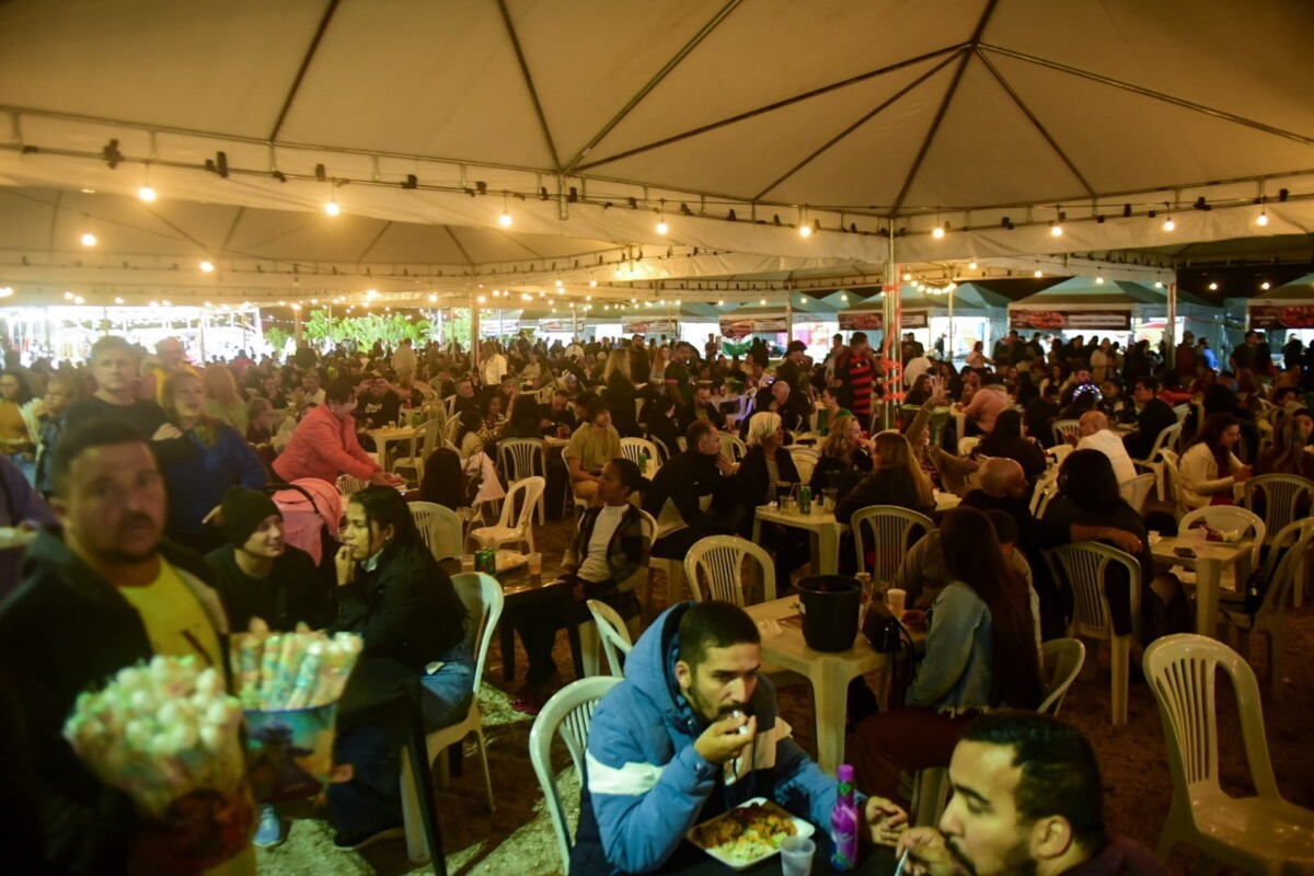Festival do Camarão nesta quinta e movimenta a Praia do Siqueira, em Cabo Frio