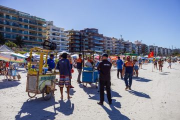 Fiscalização recolhe carrinhos irregulares na Praia do Forte, em Cabo Frio