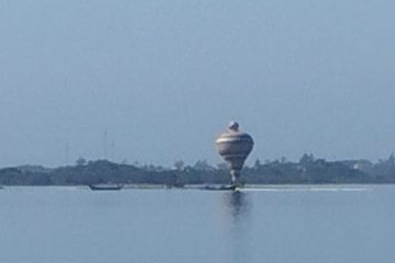 Guarda Ambiental mobiliza operação para retirar balão da Laguna de Araruama