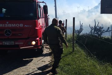 Incêndio em vegetação atinge área do Pontal do Atalaia, em Arraial do Cabo